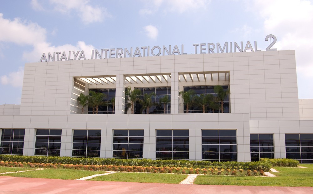 ANTALYA HAVALİMANI T2 TİCARİ ALAN PANOLARI